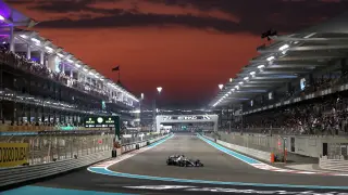 El británico Lewis Hamilton conduce su Mercedes en la sesión de clasificación del Gran Premio de Abu Dhabi
