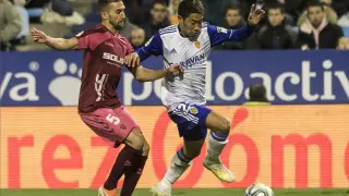 Kagawa, en el último partido en La Romareda ante el Albacete, pelea el balón con el exzaragocista Benito.