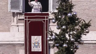 El Papa Francisco durante su salida al balcón este domingo, en Roma, donde ha realizado las declaraciones sobre la Navidad.