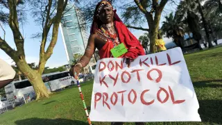 Un miembro de la tribu masai protesta durante la cumbre de Durban en 2011.