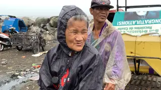 El tifón Kammuri azota Filipinas, en la imagen dos habitantes de la ciudad de Cavite