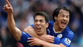 Ulloa y Okazaki se abrazan para celebrar un gol del argentino con el Leicester.