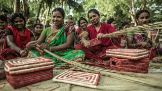 Mujeres elaboran cestas en Bangladesh.