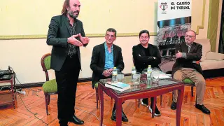 Carlos Núñez, interviene ayer durante la presentación de su libro en el Casino de Teruel.