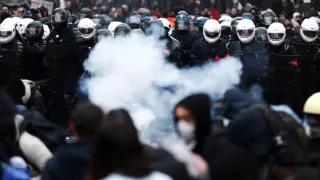 Bordeaux (France), 05/12/2019.- Public and private workers demonstrate and shout slogans during demonstration against pension reforms in Bordeaux, France, 05 December 2019. Unions representing railway and transport workers and many others in the public sector have called for a general strike and demonstration to protest against French government's reform of the pension system. (Protestas, Francia, Burdeos) EFE/EPA/CAROLINE BLUMBERG National strike in France