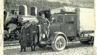 Un soldado alemán en medio de dos guardias civiles uno de ellos en un camión suizo en la estación de Canfranc