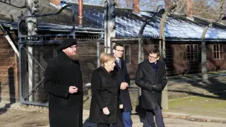 Oswiecim (Poland), 06/12/2019.- German Chancellor Angela Merkel (2-L) and Polish Prime Minister Mateusz Morawiecki (2-R) with Director of the Auschwitz-Birkenau State Museum Piotr Cywinski (L) and Vice Director Andrzej Kacorzyk (R) attend to the Auschwitz-Birkenau Memorial and Museum of former Nazi German concentration and extermination camp in Oswiecim, Poland, 06 December 2019. Polish Prime Minister Mateusz Morawiecki and German Chancellor Angela Merkel will visit the Memorial ahead of 75th anniversary of the death camp's liberation. (Polonia) EFE/EPA/ANDRZEJ GRYGIEL POLAND OUT German Chancellor ANgela Merkel in former Nazi German concentration camp Auschwitz