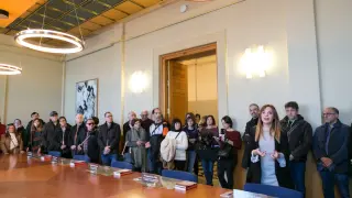 La consejera de Ciencia, Maru Díaz, da explicaciones a los primeros visitantes en la sala del Consejo de Gobierno, este viernes.