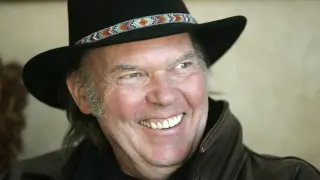 Neil Young, sonriente con su nuevo disco.