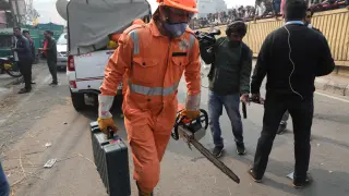 New Delhi (India), 08/12/2019.- A National Disaster Response Force (NDRF) officers prepare to move toward the site where a fire broke out in New Delhi, India, 08 December 2019. According to news report, at least 40 people were killed after a fire broke out at a building in New Delhi's Anaj Mandi area on the morning of 08 December. (Incendio, Nueva Delhi) EFE/EPA/RAJAT GUPTA Building fire kills at least 40 people in New Delhi