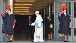 El papa Francisco se dirige a saludar a un guardia suizo en el Vaticano en febrero de este año.