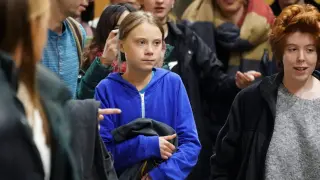 Greta Thunberg abandona la Universidad Complutense de Madrid rodeada por jóvenes.