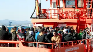 Inmigrantes rescatados este domingo de una patera localizada cerca del cabo Trafalgar.
