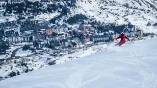 Vista de Formigal desde las pistas de la estación de esquí