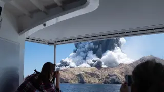 White Island (New Zealand), 09/12/2019.- An image provided by visitor Michael Schade shows White Island (Whakaari) volcano, as it erupts, in the Bay of Plenty, New Zealand, 09 December 2019. According to police, at least five people have died in the volcanic erruption at around 2:11 pm local time on 09 December. The island is located around 40km offshore of the Bay of Plenty. (Nueva Zelanda) EFE/EPA/MICHAEL SCHADE MANDATORY CREDIT: MICHAEL SCHADE EDITORIAL USE ONLY/NO SALES New Zealand's White Island volcano erupts