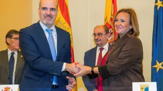 El secretario de Estado de Función Pública, José Antonio Benedicto (i), y la consejera de Presidencia, Mayte Pérez, se estrechan la mano tras la firma del convenio del Fite 2019 en presencia de Javier Lambán y Arturo Aliaga.