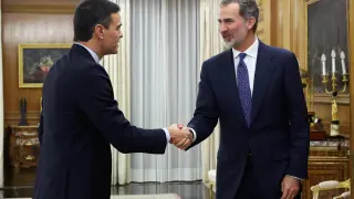 Felipe VI recibe a Pedro Sánchez en el Palacio de la Zarzuela.