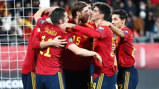 Los jugadores de la selección española de fútbol celebran un gol