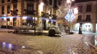 El manto blanco que dejó la nieve en las calles de Jaca la noche de este jueves ha dejado paso a la lluvia.