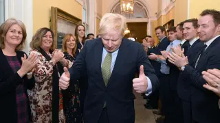 El primer ministro británico, Boris Johnson, aclamado por los suyos