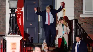 El primer ministro británico Boris Johnson y su novia Carrie Symonds, tras ganar las elecciones este viernes.