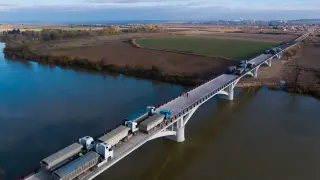Imagen aérea de una prueba de carga realizada por la empresa Sumelzo en el puente de Gelsa.