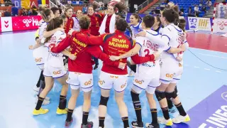 La selección femenina de balonmano celebra el triunfo ante Noruega y su primera final mundialista