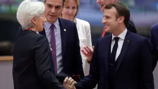 Pedro Sánchez, Emmanuel Macron y Christine Lagarde durante la segunda jornada de la cumbre de la UE en Bruselas.