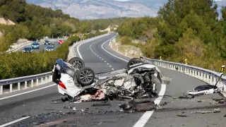 Imagen de uno de los vehículos implicados en el accidente ocurrido en la A-7, a la altura de Alicante.