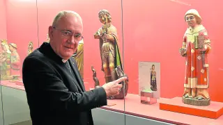 Ángel Pérez señala, tras una vitrina del Museo Diocesano, la foto colocada donde debería estar una de las obras retenidas en Lérida.