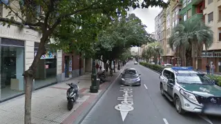 Un autobús ha colisionado con un coche en la calle del Conde de Aranda, a la altura del cruce con la calle de Santa Inés.
