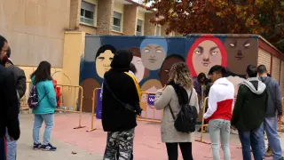 Varios vecinos contemplan una de las intervenciones artísticas llevadas a cabo en el barrio en 2018