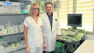 La enfermera Silvia Blasco y el cirujano Fernando Martínez, impulsores de la aplicación de la técnica.
