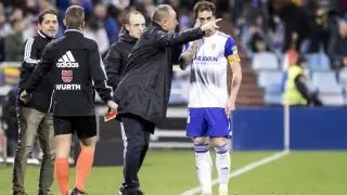 Víctor Fernández, el pasado sábado por la noche en La Romareda, da instrucciones a Eguaras durante el partido contra el Racing de Santander.