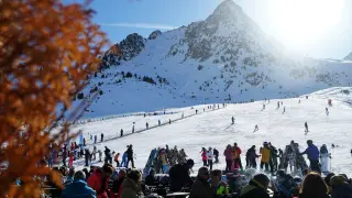 Esquiadores en la estación de Aramón Formigal este domingo.
