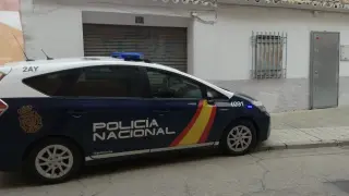 Un vehículo policial, en la calle de Pilar Aranda, donde ocurrieron los hechos.