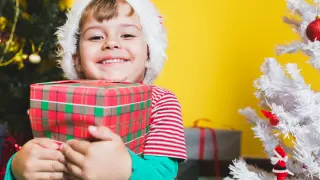 El exceso de regalos, además de sobreestimular al niño, le puede hacer creer que puede conseguir todo lo que pide