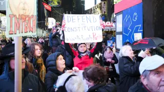New York (United States), 17/12/2019.- People march during a rally in support of the expected vote by the US House of Representatives on two articles of impeachment a day later against US President Donald Trump, in Times Square in New York, New York, USA, 17 December 2019. Citizens around the country held rallies calling for the impeachment and removal of President Donald J. Trump. (Estados Unidos, Nueva York) EFE/EPA/JUSTIN LANE Rally in Support of Impeachment of President Trump in New York