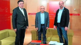 De izquierda a derecha, Tomás Guitarte, Rafael Simancas y Joaquín Egea