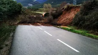 Desprendimiento ocurrido la pasada noche en la carretera entre Barós y Ulle, en Jaca.
