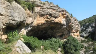 La cueva de Chaves tiene una boca de 60 metros de ancho, con una altura máxima de hasta 30 metros.