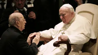 Pope John Paul II blesses Father Marcial Maciel during a special audience in Paul VI hall at the Vatican, in this November 30, 2004 file photo. Maciel, the Mexican founder of an ultra-conservative Catholic movement, who was accused of child abuse and sanctioned by the Vatican, died January 31, 2008 aged 87, his Legionaires of Christ group said today. REUTERS/Tony Gentile/Files (VATICAN) MEXICO-RELIGION/