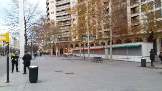 La Policía Local de Zaragoza ha acordonado la plaza de Aragón por el fuerte viento.