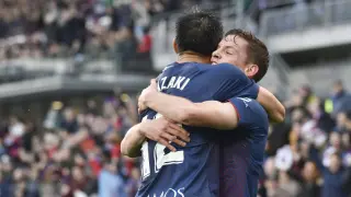 Okazaki y Sergio Gómez se abrazan tras el gol del japonés.
