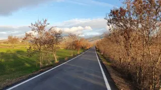 La mejora del firme de la carretera Huesca-Apiés ha sido una de las actuaciones principales.
