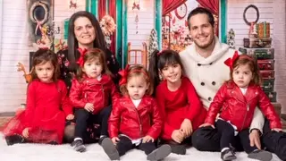 Vanesa Plo y Diego Hernando con sus cinco hijas pequeñas.