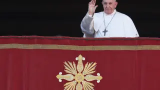 El Papa, en el balcón del Vaticano durante su mensaje de Navidad.