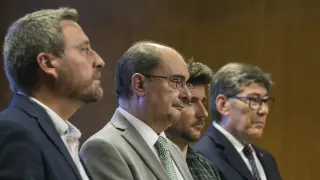 Firma pacto de gobierno en las Cortes de Aragón. Javier Lambán PSOE, Arturo Aliaga PAR, José Luis Soro CHA, Nacho Escartín, Podemos
