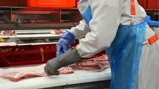 Elaboración de panceta de cerdo en el macromatadero Litera Meat de Binéfar.