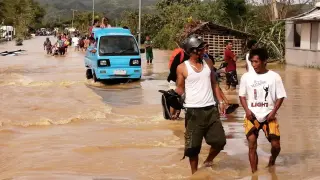 Estragos del tifón en una carretera del país